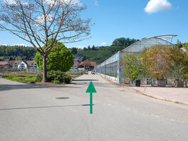 An der Kreuzung die zweite Strasse links abbiegen und etwa 400 m geradeaus gehen bis zum Ende des ersten Gebäudes auf der linken Seite.
