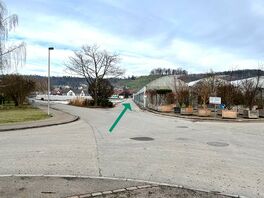 An der Kreuzung die zweite Strasse links abbiegen und etwa 200 m geradeaus gehen bis zum Ende des ersten Gebäudes auf der rechten Seite.  Am Ende des Gewächshauses rechts abbiegen und etwa 40 m weiter geradeaus laufen.