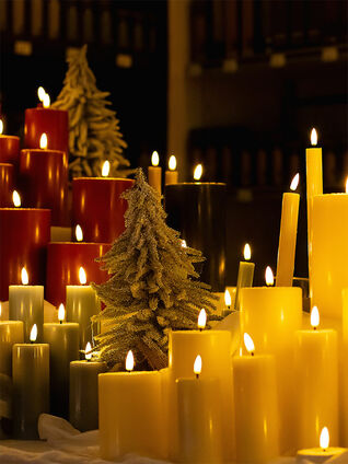 Dank ihrer Harzoberfläche erwecken die LED-Kerzen den authentischen Eindruck einer Wachskerze mit natürlicher Flamme.