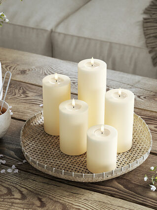 Dank Fernbedienung lassen sich die Wachskerzen auch gemeinsam ansteuern.