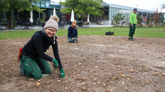 Die Blumenzwiebeln werden durch Lernende gesetzt und gestupft.