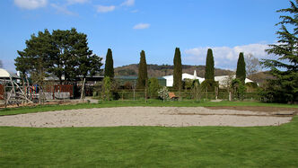 Für das anschliessende Aussäen der Samenmischungen musste die Erdfläche zuerst versandet werden.