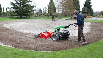 Das Saatbeet wird mit einer Kreiselegge gefräst.