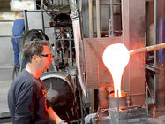 … wird das gesammelte Glas eingeschmolzen …