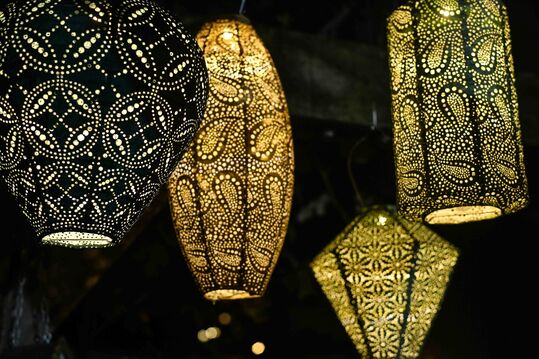 Solarlampen: Licht-Sortiment mit Solarlaternen die sich im Sommer selbständig mit Energie versorgen. Und im Winter teilweise auch batteriebetrieben wunderbar leuchten.