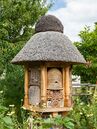 Mit einem Insektenhotel bieten Sie den für die Bestäubung wichtigen Insekten Unterschlupf und sie können sich in Ihrem Garten oder auf Ihrem Balkon leichter ansiedeln.