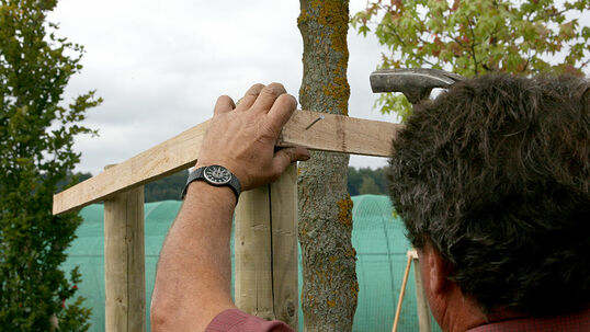 Die Pfähle bei Drei- oder Vierböcken werden am oberen Ende mit Querhölzern verbunden. Das ergibt eine ausgesprochen stabile Konstruktion. 