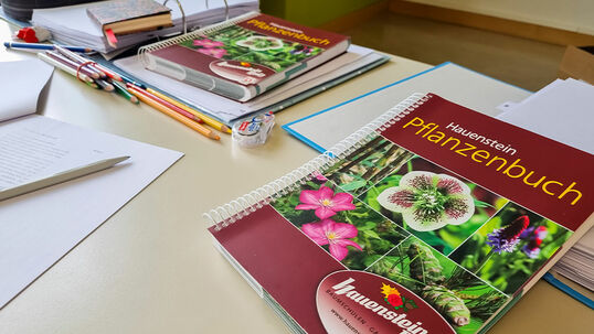 Das Hauenstein Pflanzenbuch wird nicht nur als Lehrmittel während der Ausbildung, sondern auch als Nachschlagewerk im Alltag geschätzt.