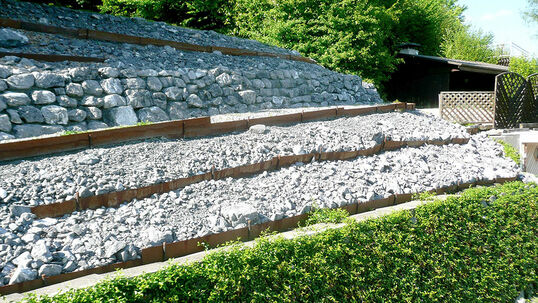 Über Geschmack lässt sich streiten. Tatsache ist, dass diese Böschung keine Bereicherung für die Natur ist. 